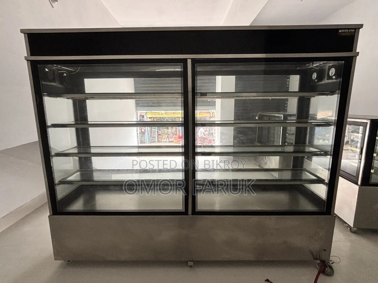 বাসনপত্র রাখার জন্য একটি বড় শোকেস