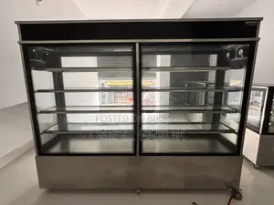 বাসনপত্র রাখার জন্য একটি বড় শোকেস