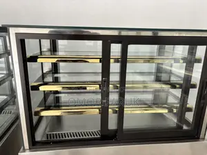 বাসনপত্র রাখার জন্য একটি বড় শোকেস