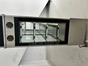 বাসনপত্র রাখার জন্য একটি বড় শোকেস