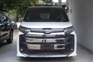 টয়োটা নোয়া ২০২২ হোয়াইট