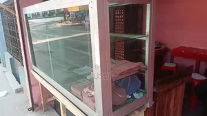 দোকানের থাই শোকেস