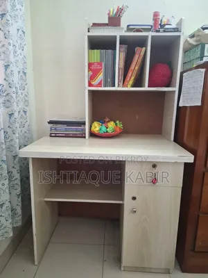 স্টাডি টেবিল
