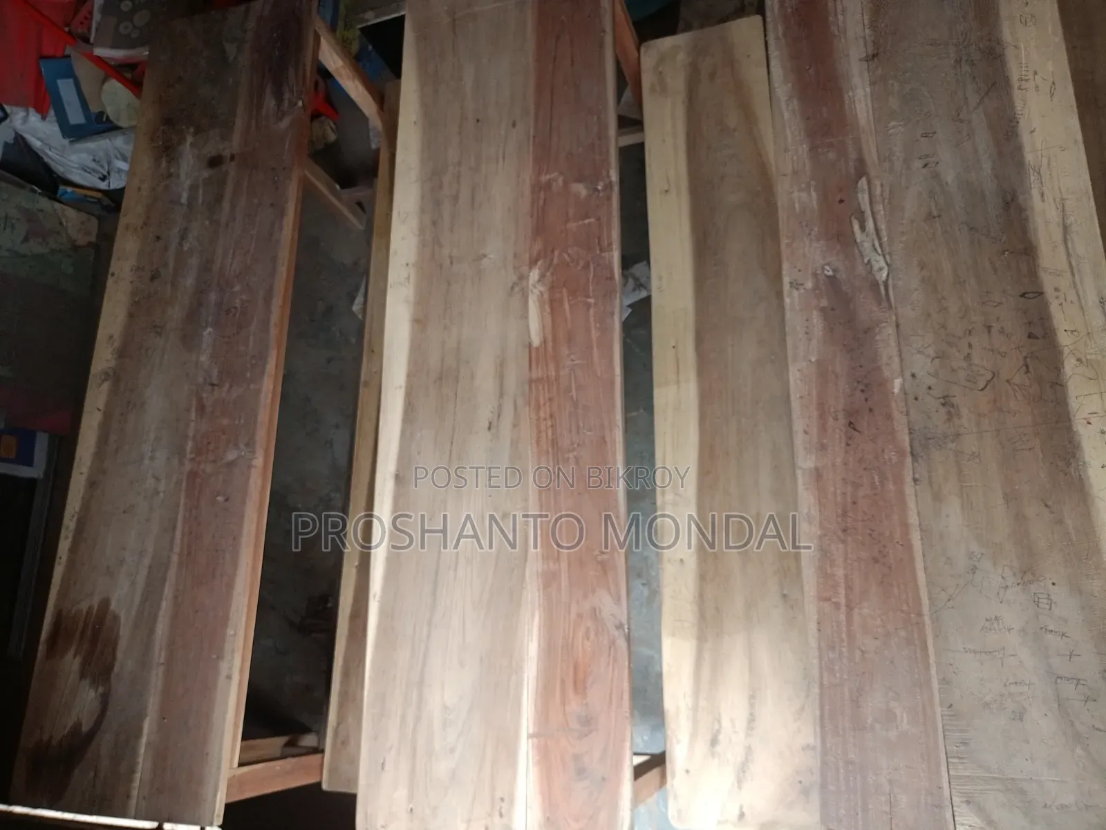 বেঞ্চ এবং টুল বিক্রি করা হবে।
