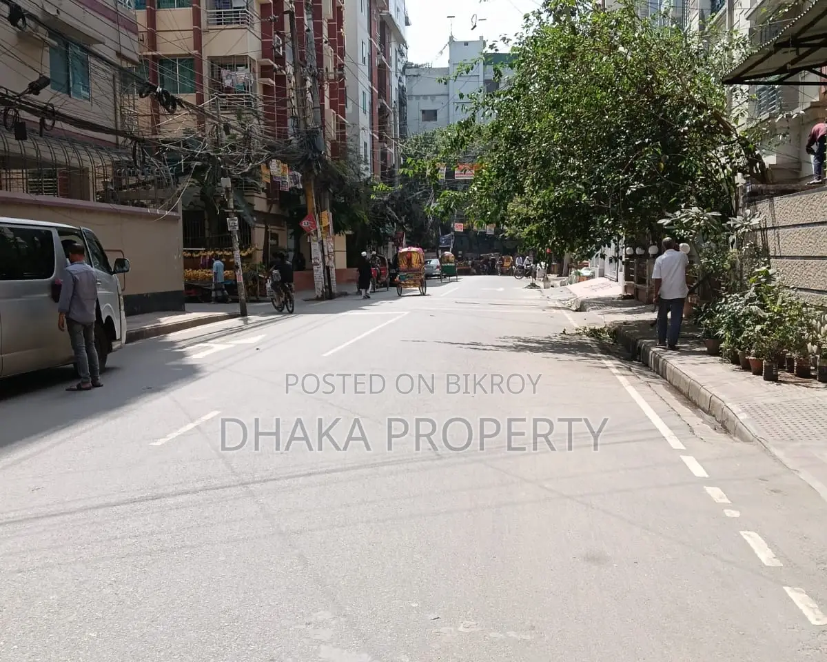 ৫০ ফুট রাস্তা, ৫ কাঠা লেক পার্ক নর্থ, সেক্টর-১১