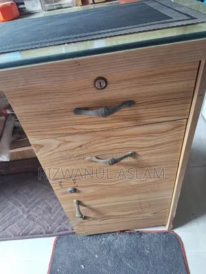 Executive Table With 10mm Round Glass