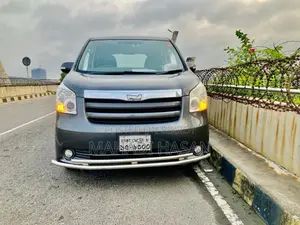 Toyota Noah 2.0 143hp AWD (8 Seater) 2009 Gray
