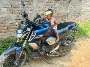 ইয়ামাহা এফজেড ২০২২ নীল