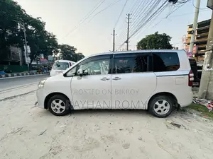 Toyota Noah 2010 Silver