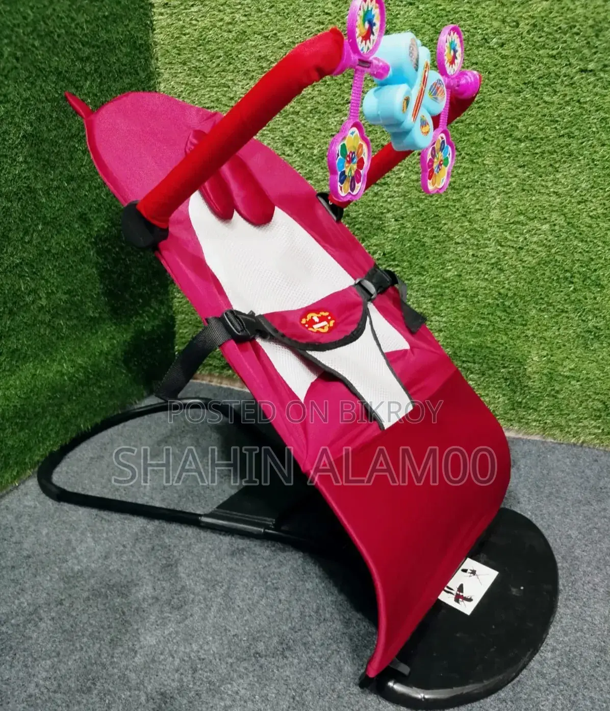 খেলনা সহ বেবি বাউন্সার