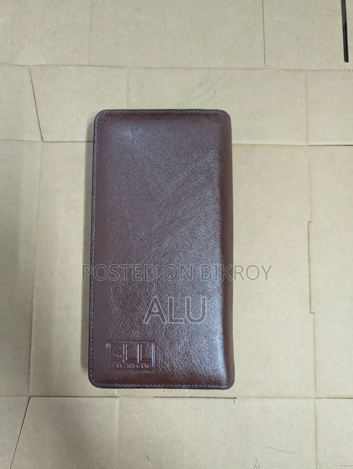 জরুরী বিক্রি – ভালো অবস্থার স্টাইলিশ ওয়ালেট