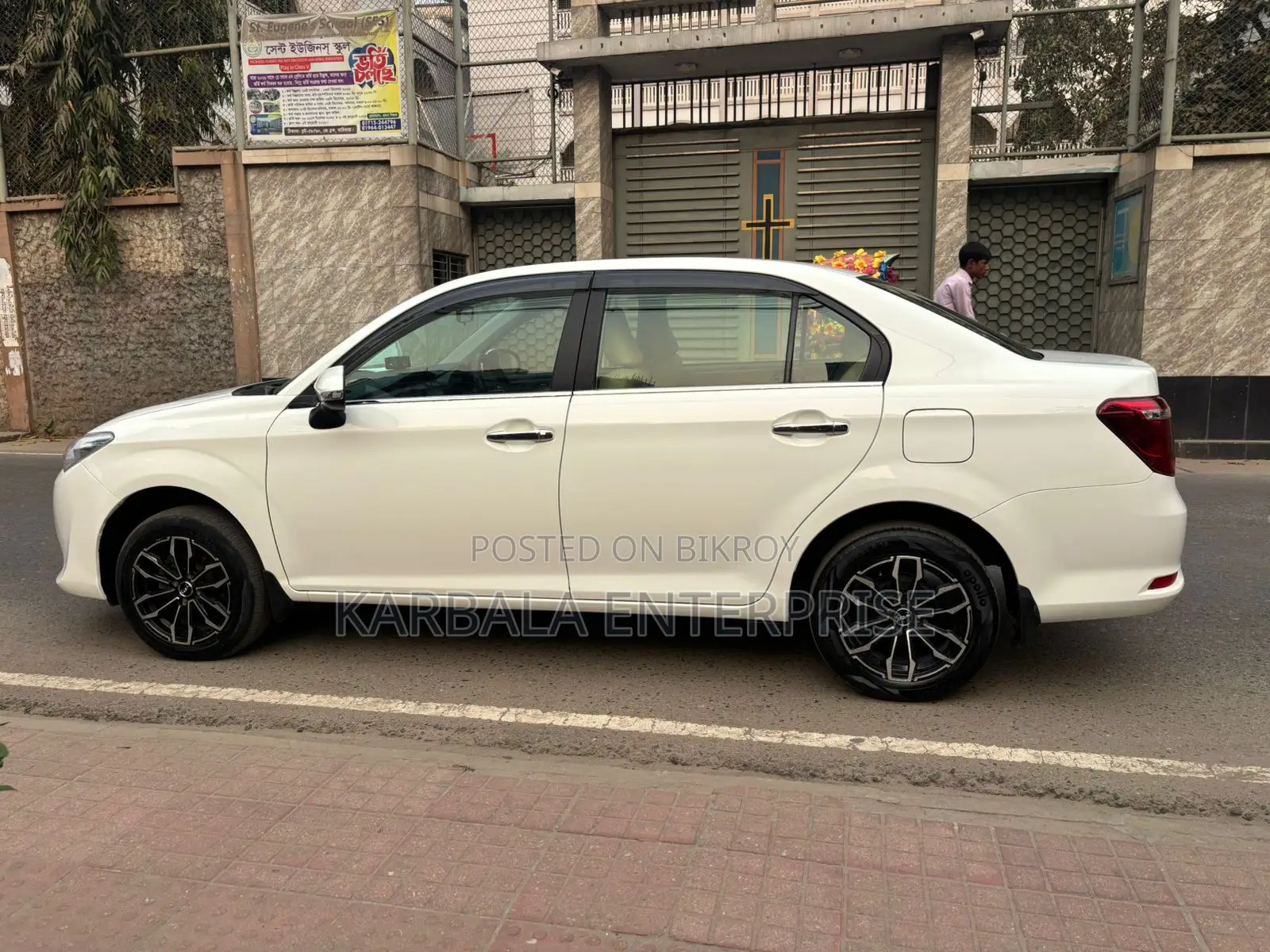 টয়োটা এক্সিও ২০১৭ সাদা