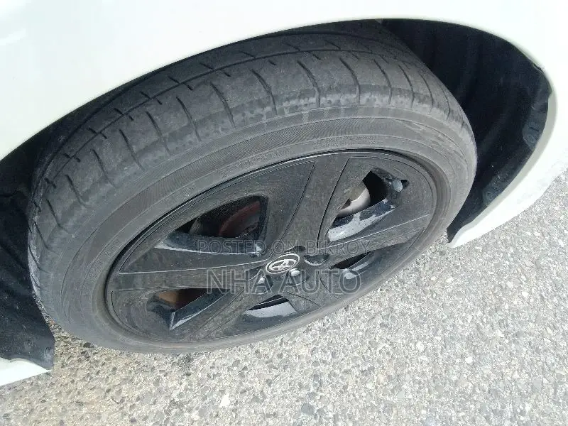 Toyota Prius Limited 2021 Pearl