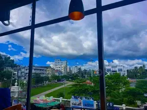 শহীদ হাদিস পার্কের সামনে আকর্ষণীয় কমার্শিয়াল স্পেস ভাড়া হবে