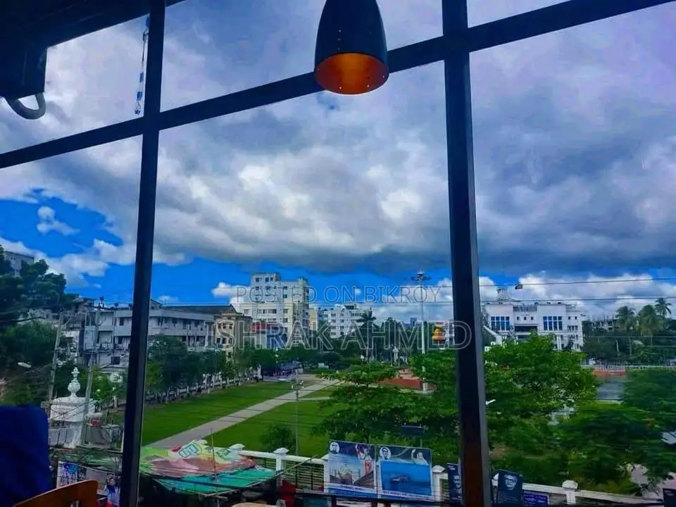 শহীদ হাদিস পার্কের সামনে আকর্ষণীয় কমার্শিয়াল স্পেস ভাড়া হবে