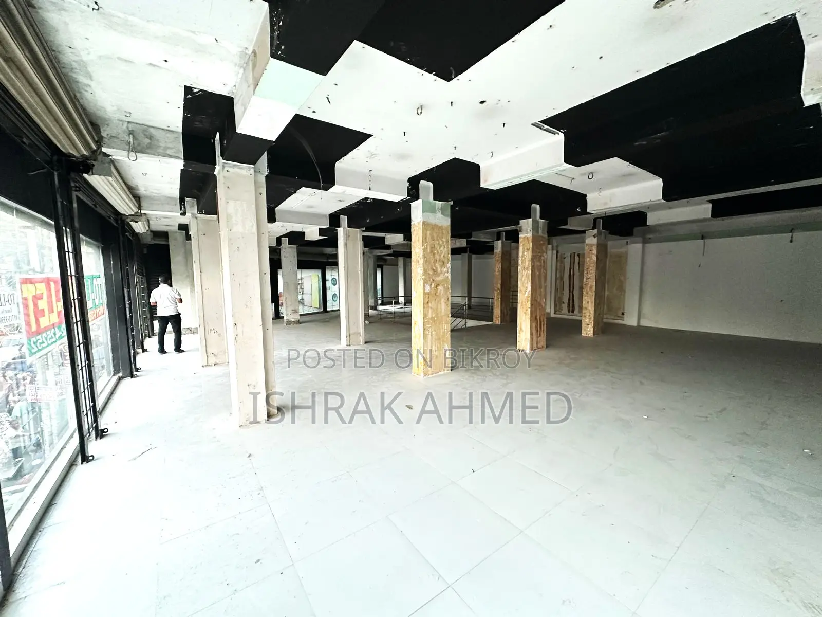 শহীদ হাদিস পার্কের সামনে আকর্ষণীয় কমার্শিয়াল স্পেস ভাড়া হবে