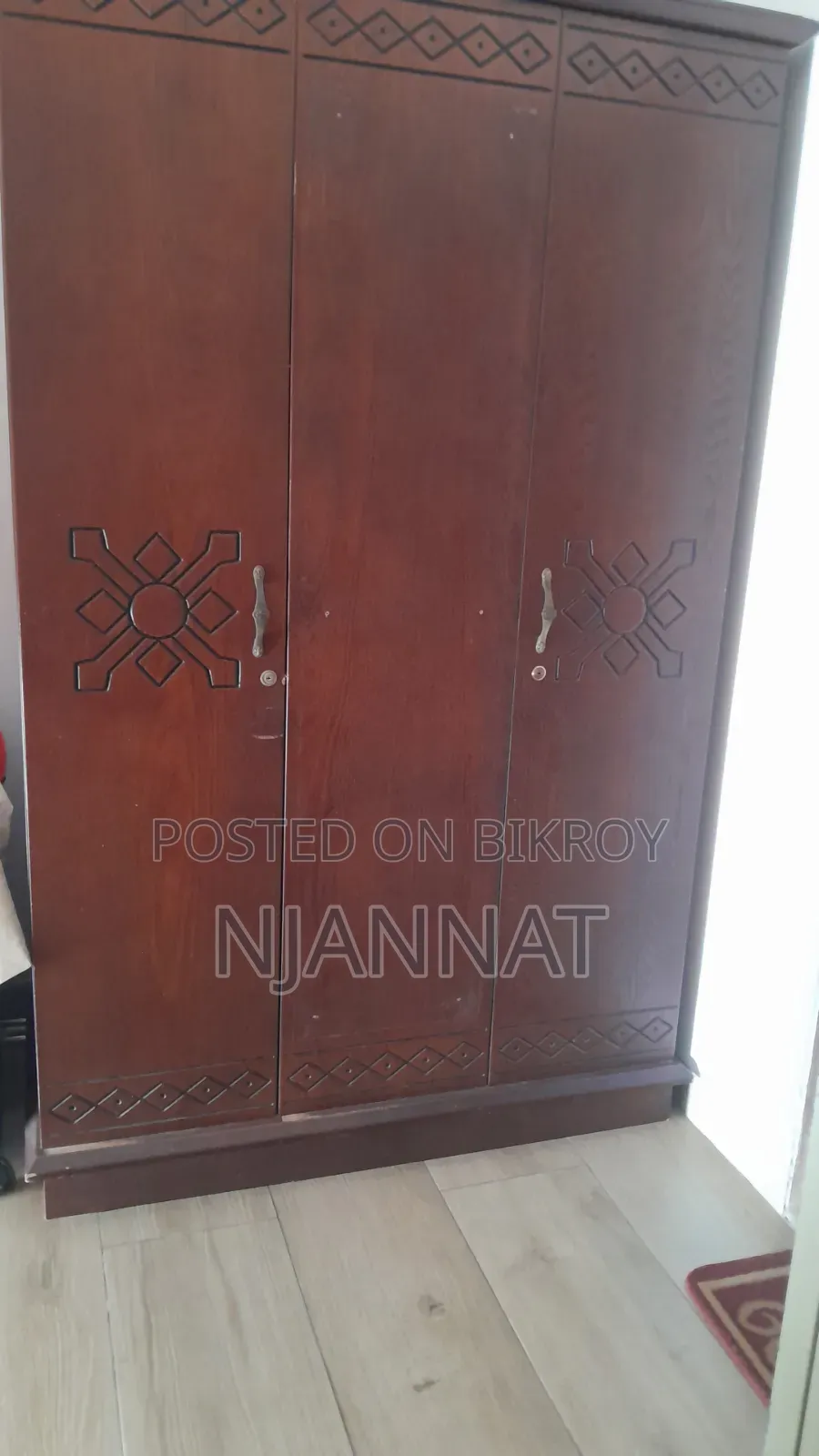 Selling Almari (Price Negotiable)