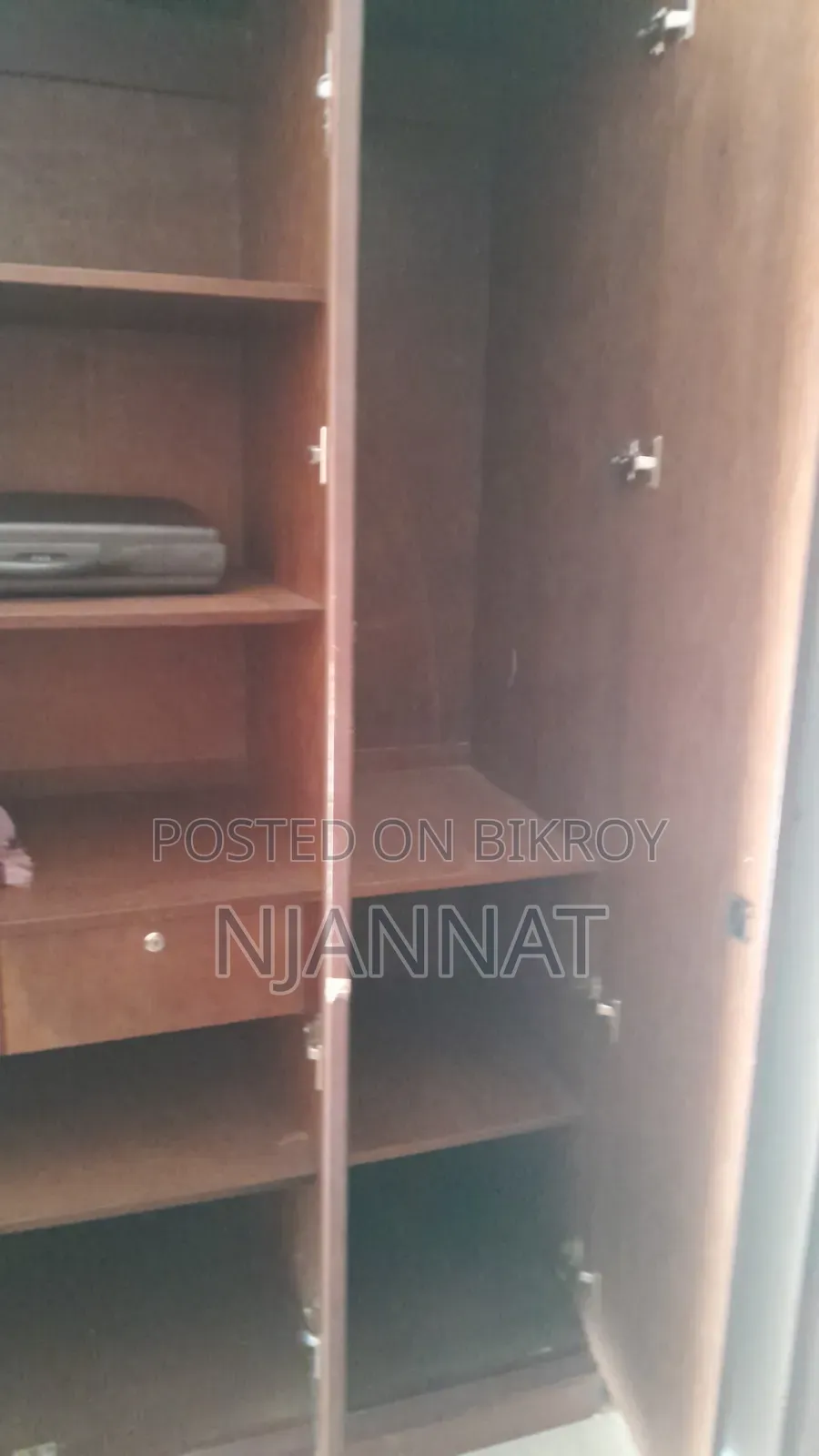 Selling Almari (Price Negotiable)