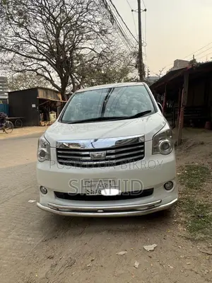 Toyota Noah 2.0 143hp AWD (8 Seater) 2012 Pearl