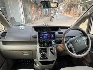 Toyota Noah 2.0 143hp AWD (8 Seater) 2012 Pearl