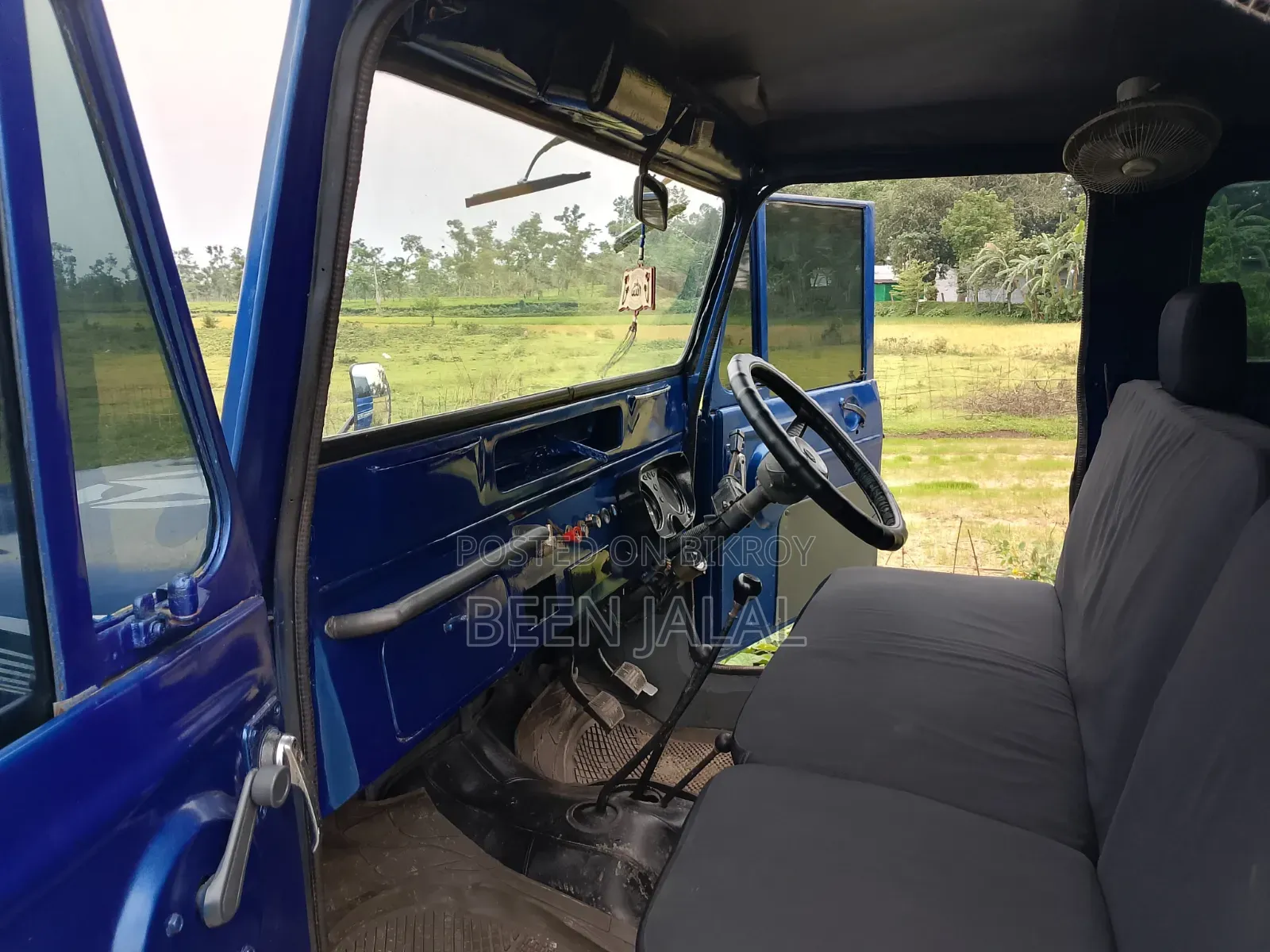 Mitsubishi Jeep 2000 Blue