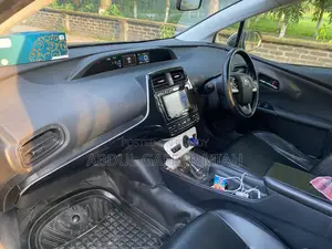 Toyota Prius 4-Door Hatchback (1.8L 4-Cylinder Gas/Electric Hybrid CVT) 2016