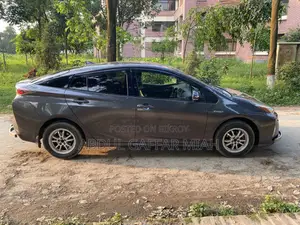 Toyota Prius 4-Door Hatchback (1.8L 4-Cylinder Gas/Electric Hybrid CVT) 2016
