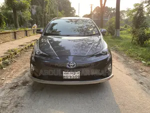 Toyota Prius 4-Door Hatchback (1.8L 4-Cylinder Gas/Electric Hybrid CVT) 2016