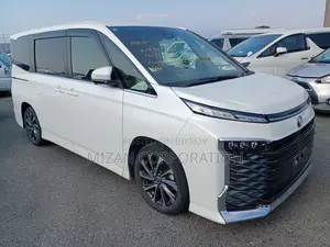Toyota Voxy 2022 পার্ল