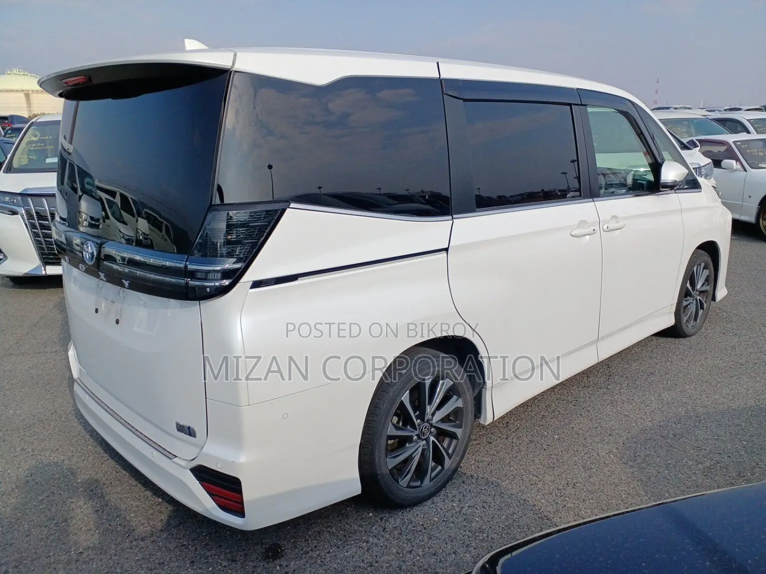 Toyota Voxy 2022 পার্ল