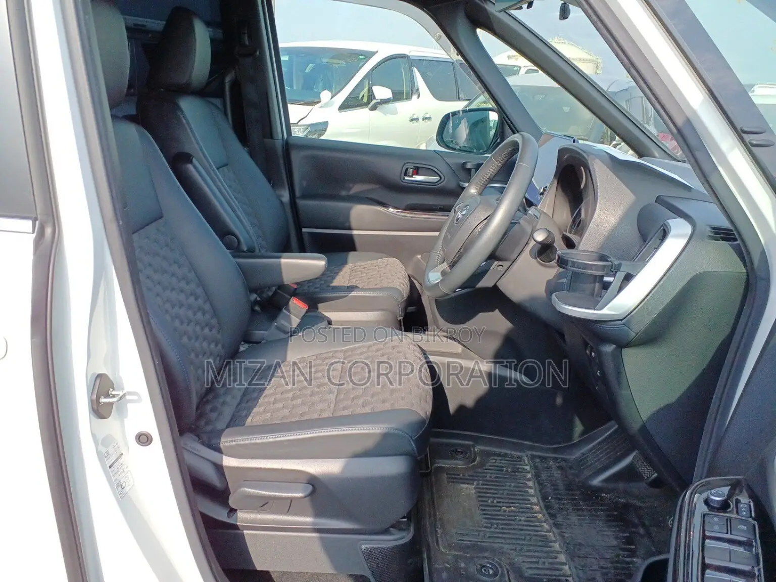 Toyota Voxy 2022 পার্ল