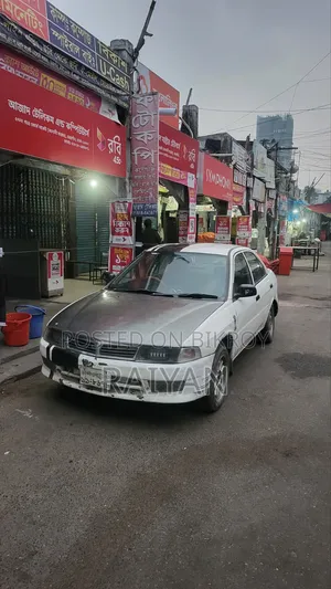 মিতসুবিশি ল্যান্সার ১৯৯৮ সাদা