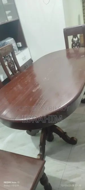 ডাইনিং টেবিল