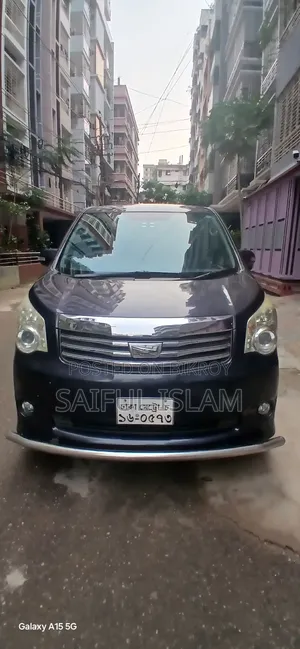 Toyota Noah 2.0 143hp AWD (8 Seater) 2010 Maroon