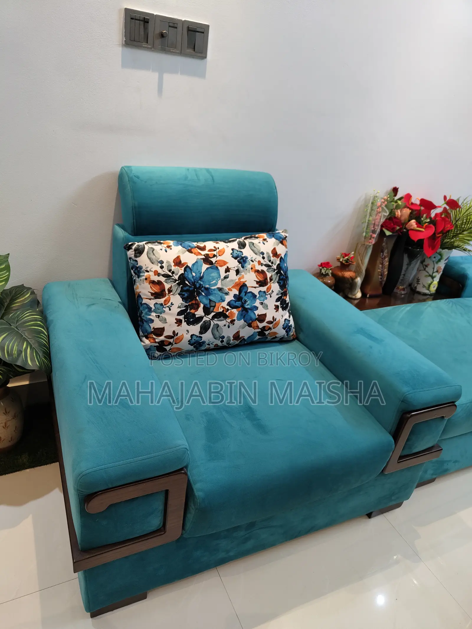 Sofa Set With Divan, Cushions, and Tea Table