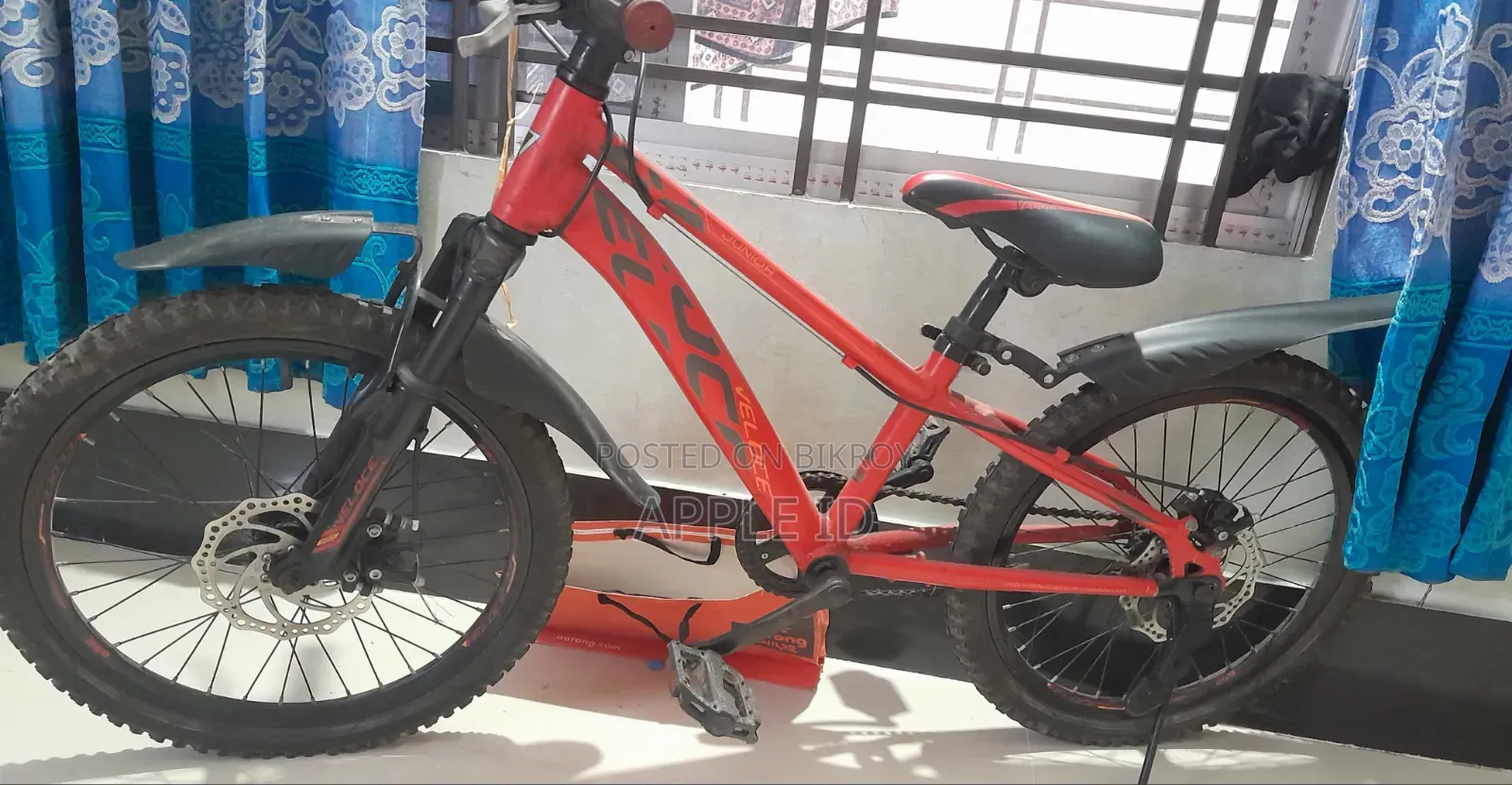 ডিস্ক ব্রেক সহ একটি লাল Veloce জুনিয়র সাইকেল