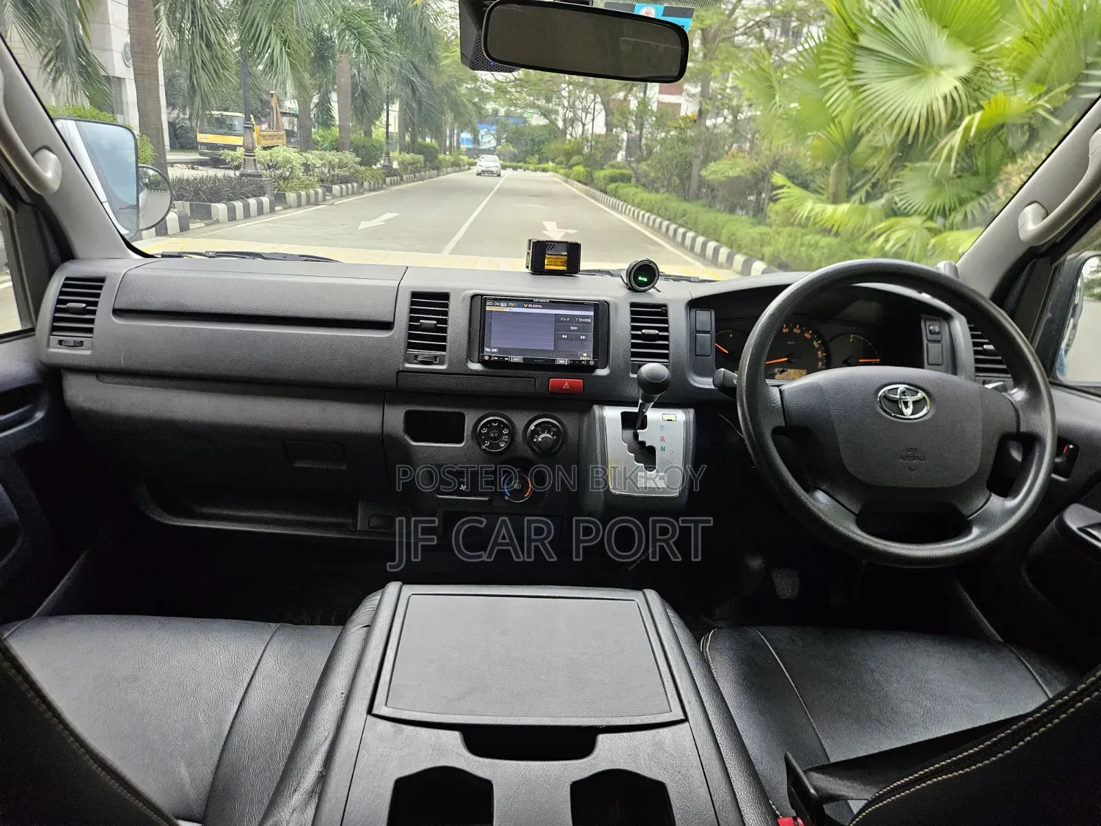 Toyota HiAce 2017 Silver