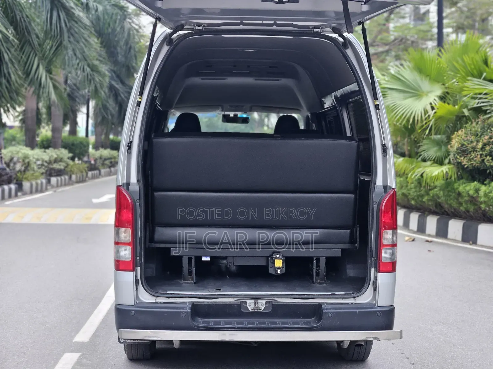 Toyota HiAce 2017 Silver