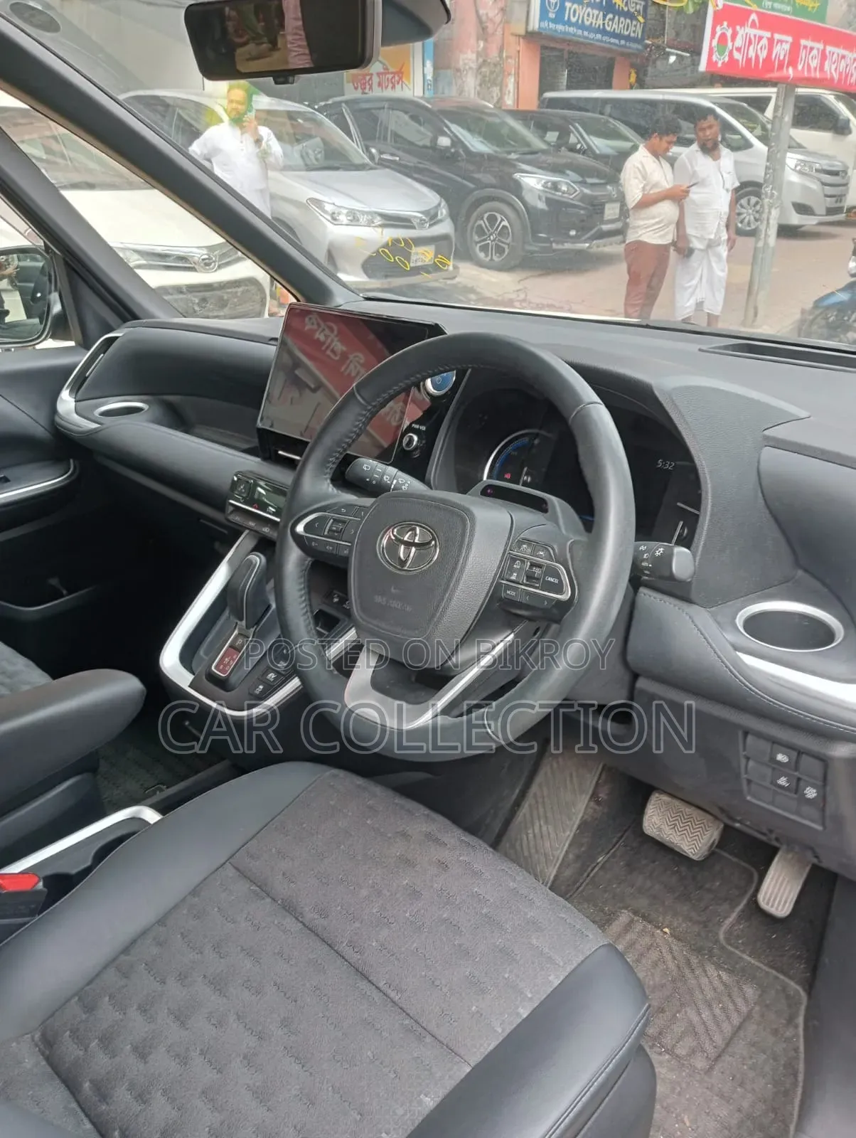 Toyota Voxy 2025 Pearl