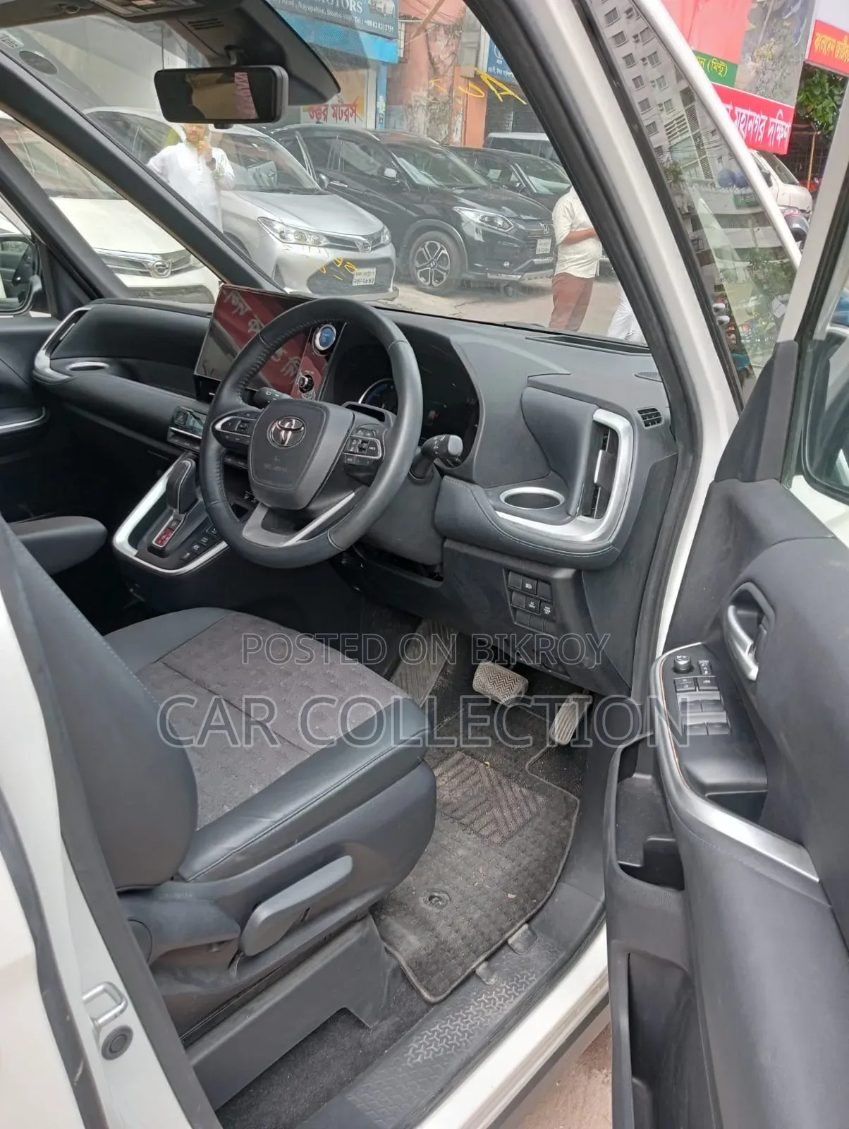 Toyota Voxy 2025 Pearl