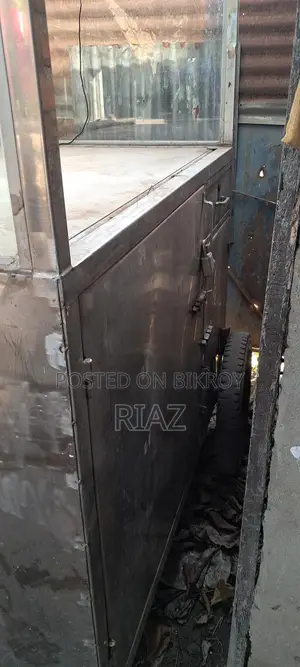 একটা ফুট দোকান বিক্রি করা হবে। দোকান টা সম্পুন স্টিল দিয়ে তৌরী