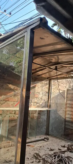 একটা ফুট দোকান বিক্রি করা হবে। দোকান টা সম্পুন স্টিল দিয়ে তৌরী