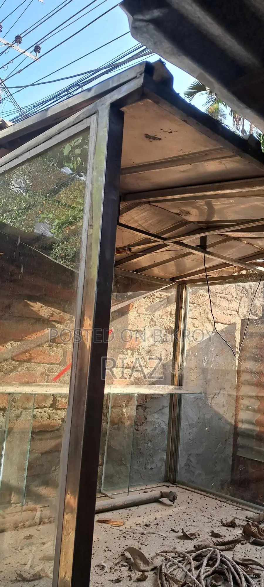 একটা ফুট দোকান বিক্রি করা হবে। দোকান টা সম্পুন স্টিল দিয়ে তৌরী