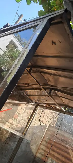 একটা ফুট দোকান বিক্রি করা হবে। দোকান টা সম্পুন স্টিল দিয়ে তৌরী