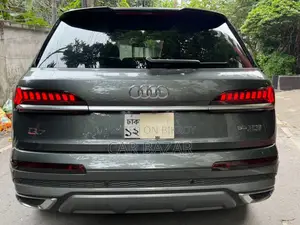 Audi Q7 Premium Plus 2022 Gray