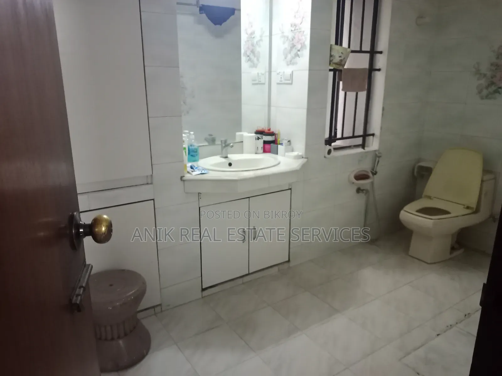 গুলশানে অনিক রিয়েল এস্টেটের ৪ বেডরুমের অ্যাপার্টমেন্ট বিক্রয়ের জন্য