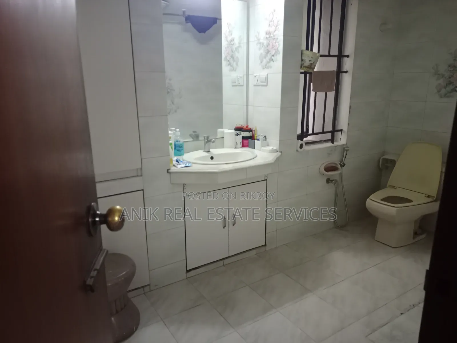 গুলশানে অনিক রিয়েল এস্টেটের ৪ বেডরুমের অ্যাপার্টমেন্ট বিক্রয়ের জন্য