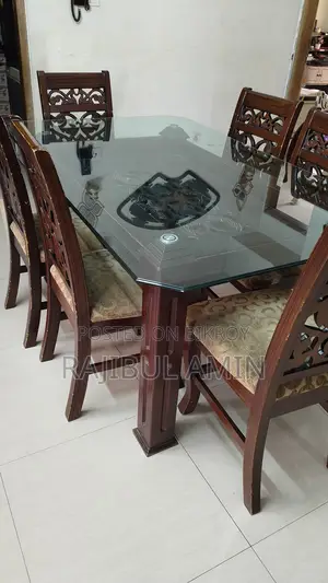 চেয়ার সহ ডাইনিং টেবিল