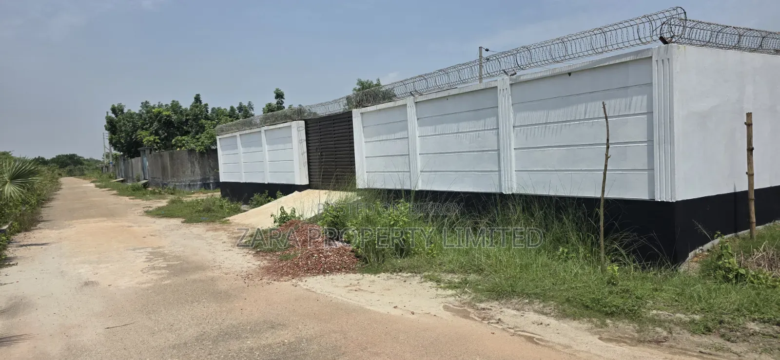কর্নার ১০ কাঠা প্লট ৪ নং সেক্টরে।
