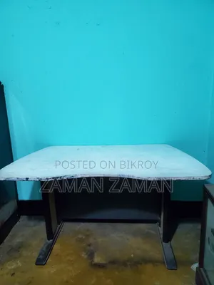 অফিস টেবিল